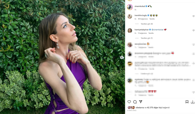 2 çocuk annesi Sinem Kobal derin yırtmaçlı elbisesiyle poz verdi, fiziği hayran bıraktı