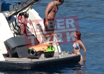 Afra Safraçoğlu ve Mert Ramazan Demir denizde öpüşürken görüntülendi