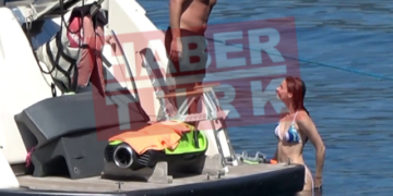 Afra Safraçoğlu ve Mert Ramazan Demir denizde öpüşürken görüntülendi