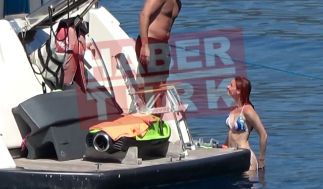 Afra Safraçoğlu ve Mert Ramazan Demir denizde öpüşürken görüntülendi