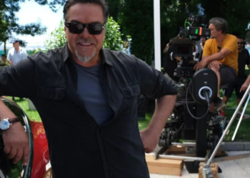 Beyazıt Öztürk TV8'le anlaştı! Hem Beyaz Show'u hem Passaparola'yı sunacak