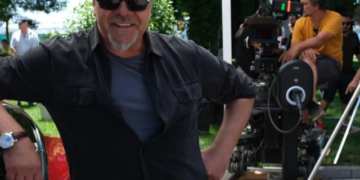 Beyazıt Öztürk TV8'le anlaştı! Hem Beyaz Show'u hem Passaparola'yı sunacak