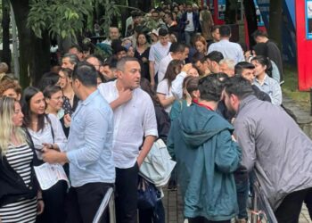 Cem Adrian konserine büyük ilgi! Yağmur bile hayranlarını durduramadı