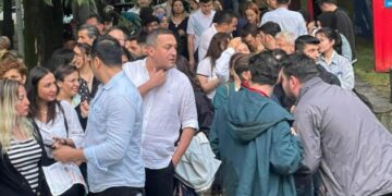 Cem Adrian konserine büyük ilgi! Yağmur bile hayranlarını durduramadı