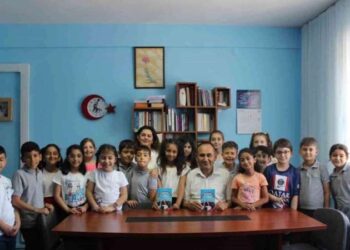 Kitap yazıp gelirini deprem bölgesine bağışladılar