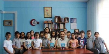 Kitap yazıp gelirini deprem bölgesine bağışladılar