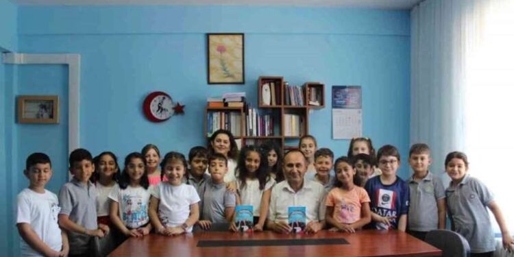 Kitap yazıp gelirini deprem bölgesine bağışladılar