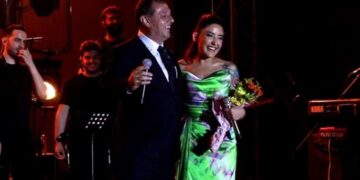 Melek Mosso’dan, sarılmak isteyen başkana: ‘Sonra sıkıntı olmasın’