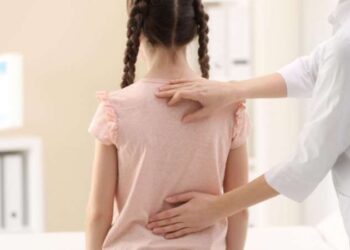 Skolyoz en çok kız çocuklarında görülüyor