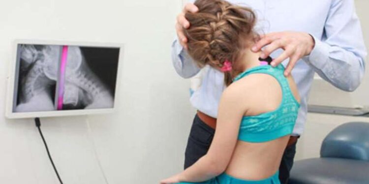 Omurga eğriliğinden şüphelenilen durumlarda ‘doktora başvurulmalı’ uyarısı