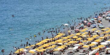 Tatil bölgelerinde bayram yoğunluğu… Sahiller doldu taştı!