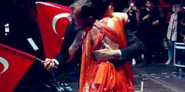 Melek Mosso'dan sarılmak isteyen başkana: 'Sonra sıkıntı olmasın'