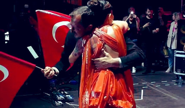 Melek Mosso'dan sarılmak isteyen başkana: 'Sonra sıkıntı olmasın'