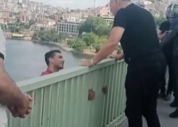 Nuri Alço Haliç'te intihar girişiminde bulunan genci engelledi