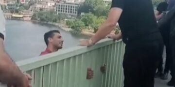 Nuri Alço Haliç'te intihar girişiminde bulunan genci engelledi