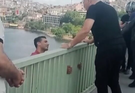 Nuri Alço Haliç'te intihar girişiminde bulunan genci engelledi