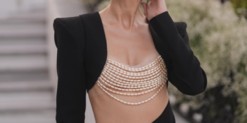 Önü tamamen açık elbise giydi, göğsünü inciyle kapattı! Nesrin Cavadzade düğün törenine damga vurdu