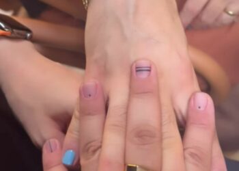 Oyuncu Bartu Küçükçağlayan oje sürdü