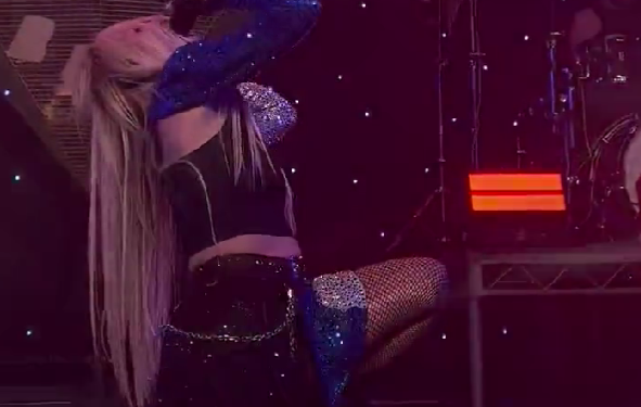 Ünlü şarkıcı Ava Max, sahneye fırlayan hayranı tarafından tokatlı saldırıya uğradı