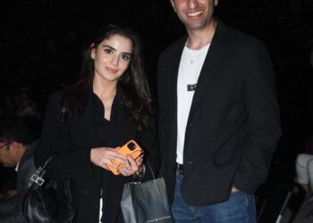 Yalı Çapkını dizisinin setinde aşk! Doğukan Polat ve Selen Özbayrak birlikte görüntülendi