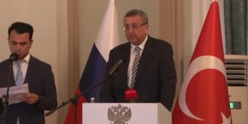 Rusya'nın İstanbul Başkonsolosluğu'nda Festival Maratonu Sembolü Teslim Edildi