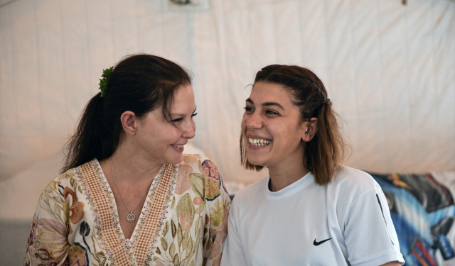 ABD'li ünlü oyuncu Ashley Judd, depremzedelerle buluştu
