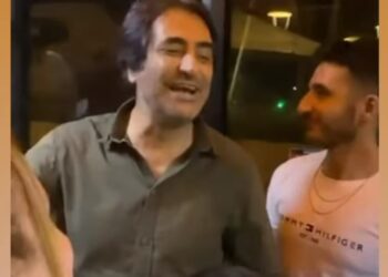 Alaçatı'da minibüse binen Mahsun Kırmızıgül, yolculara konser verdi