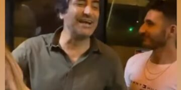 Alaçatı'da minibüse binen Mahsun Kırmızıgül, yolculara konser verdi