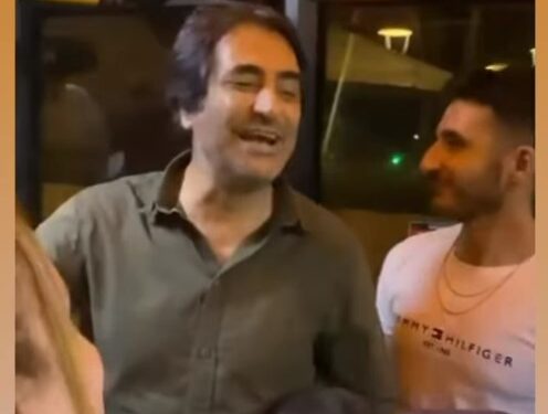 Alaçatı'da minibüse binen Mahsun Kırmızıgül, yolculara konser verdi