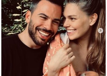 Annelik heyecanı yaşayan Aslı Enver, ilk aile pozunu paylaştı