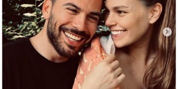 Annelik heyecanı yaşayan Aslı Enver, ilk aile pozunu paylaştı