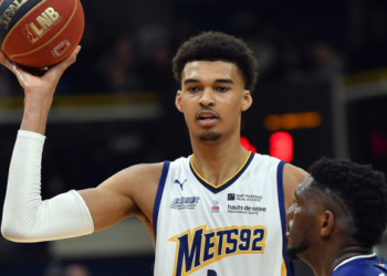 Basketbolcu Victor Wembanyama ile fotoğraf çektirmek isteyen Britney Spears, korumanın yumruklu saldırısına uğradı