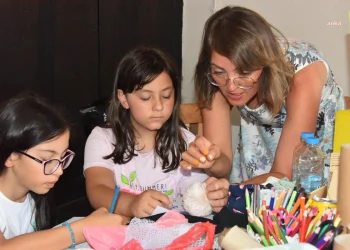 Bozüyük Belediyesi Sanat Atölyeleri'nde Geri Dönüşüm Kostüm Tasarımı