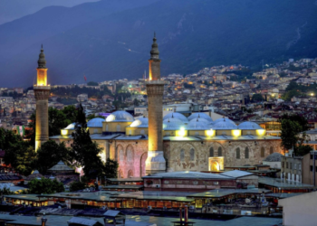 Bursa Ulu Camii kim yaptı, hikayesi nedir? Bursa Ulu Camii ne zaman yapıldı, özellikleri ne? Bursa Ulu Camii hat yazıları ve anlamları nedir?