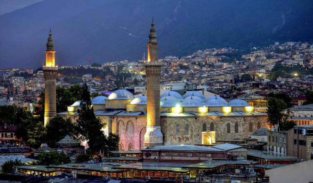 Bursa Ulu Camii kim yaptı, hikayesi nedir? Bursa Ulu Camii ne zaman yapıldı, özellikleri ne? Bursa Ulu Camii hat yazıları ve anlamları nedir?