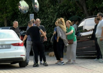 Cem Yılmaz, Zafer Algöz ve Ozan Güven taziye için Özkan Uğur'un evine gitti