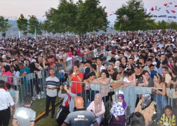 Cengiz Kurtoğlu Karamürsel'de konser verdi