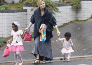 Charlize Theron'un evlat edindiği oğlunun cinsiyet değiştirme kararı alması tepki çekti