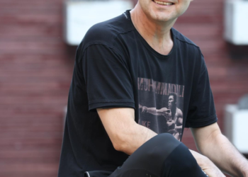 Dalgınlığının kurbanı oluyordu! Canlı yayın açan Serdar Ortaç, az kalsın evini yakıyordu