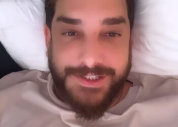 Enis Arıkan, fotoğraf çektirmek için evine gelen hayranlarına sitem etti: Ayıp ya