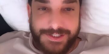 Enis Arıkan, fotoğraf çektirmek için evine gelen hayranlarına sitem etti: Ayıp ya