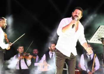 'Gelinlikle gelen kefenle çıkar' sözleri tepki çeken Serkan Kaya, kendisini savundu: Eşlerine aşkla bağlı olanların kurduğu cümledir