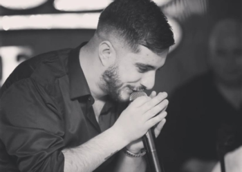 Genç şarkıcıya sahne çıkışı silahlı saldırı