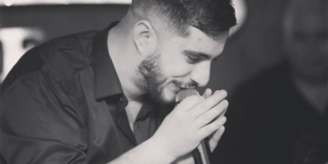 Genç şarkıcıya sahne çıkışı silahlı saldırı