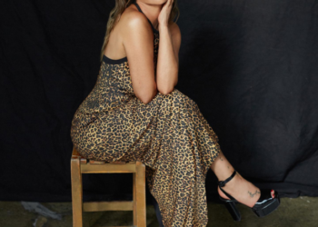 Hülya Avşar'ın leoparlı elbiseyle verdiği pozlar beğeni topladı