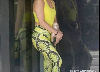 Jennifer Lopez, spor salonu kapısında beklemek zorunda kaldı