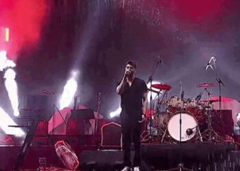 Orkestrası yolu kaybetti: Semicenk sahneden böyle özür diledi