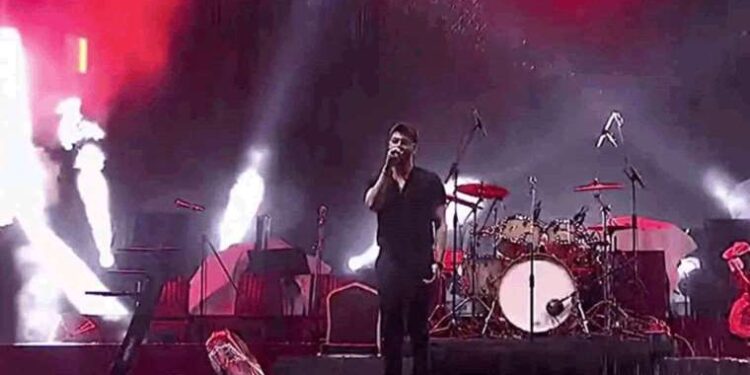 Orkestrası yolu kaybetti: Semicenk sahneden böyle özür diledi