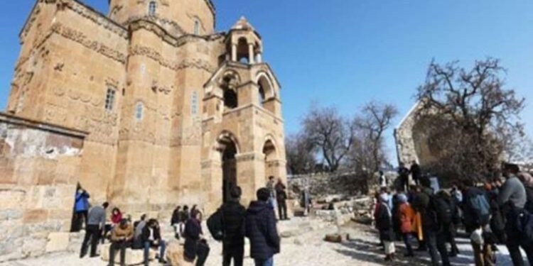 Bayramda Akdamar Adası ve ören yerlerine ziyaretçi akını: 20 binin üzerinde turist…