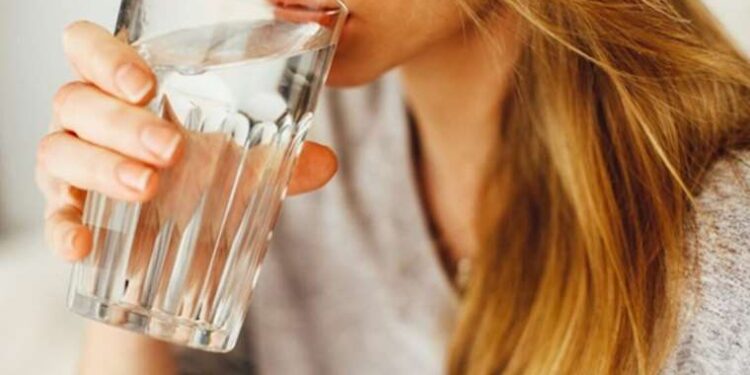 Diyetisyen uyardı: ‘Günlük en az 2,5 litre su tüketin’